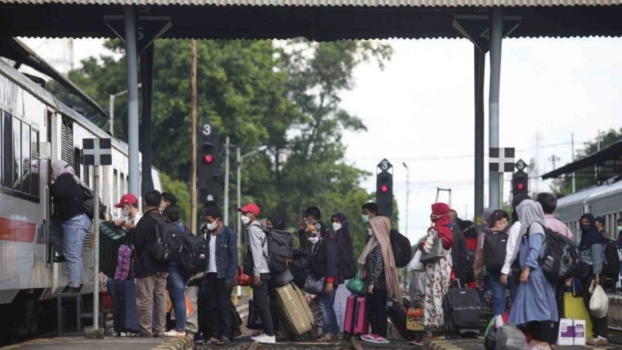 Foto Arsip - Calon penumpang antre menaiki kereta api di Stasiun Gubeng, Surabaya, Jawa Timur, Jumat (6/5/2022). (ANTARA/Didik Suhartono)
