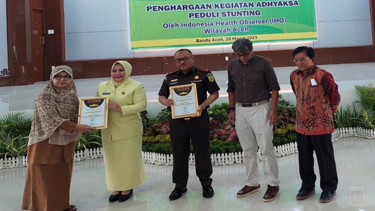 Kajati Aceh Bambang Bachtiar saat menerima penghargaan program penanganan stunting di Banda Aceh. ANTARA/HO
