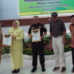 Kajati Aceh Bambang Bachtiar saat menerima penghargaan program penanganan stunting di Banda Aceh. ANTARA/HO-1680093007