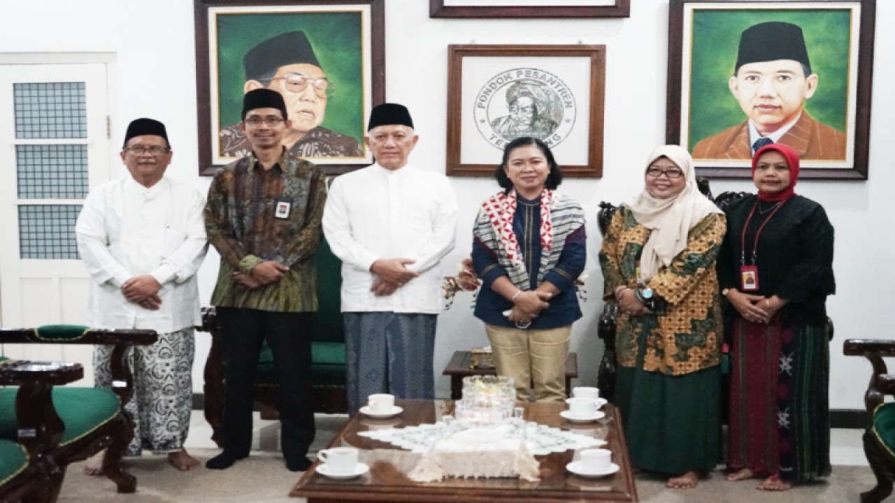 Kepala Kantor Wilayah Direktorat Jenderal Pajak (DJP) Jawa Timur II Agustin Vita Avantin dan jajarannya saat silaturahmi ke Pondok Pesantren Tebuireng, Kabupaten Jombang, Jawa Timur. ANTARA/ HO-kanwil DJP Jatim II