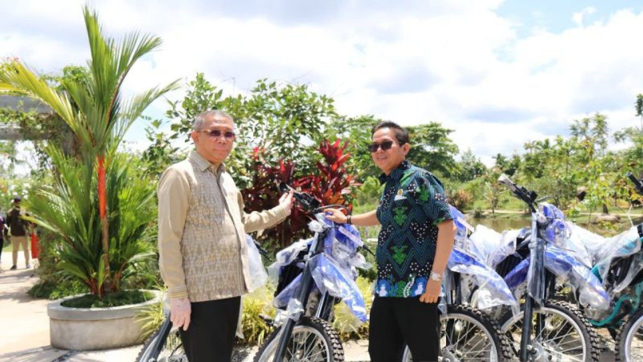 Gubernur Kalbar Sutarmidji memberikan apresiasi sebanyak 42 kendaraan roda dua (sepeda motor) kepada desa mandiri di Kubu Raya (Sucia Lucinda)