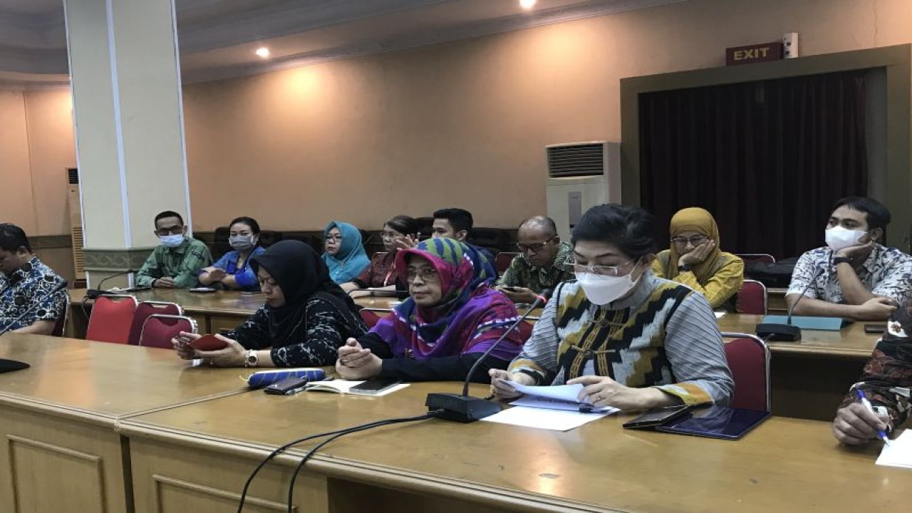 Kepala Badan Penelitian dan Pengembangan (Balitbang) Provinsi Kalbar, Herkulana Mekarryani saat lokakarya. (ANTARA/Damara)