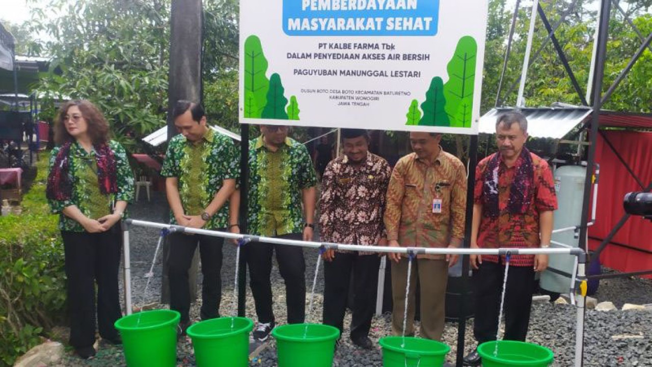 Peresmian penyediaan akses air bersih oleh PT Kalbe Farma Tbk (Kalbe) di Desa Boto, Kecamatan Baturetno, Kabupaten Wonogiri, Kamis (9/3/2023). ANTARA/Aris Wasita