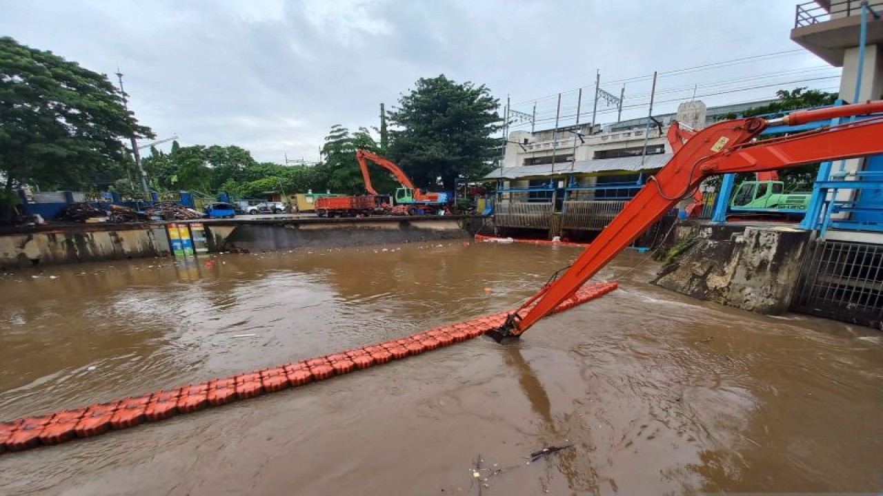 Sejumlah alat berat dikerahkan untuk mengeruk sampah di Pintu Air Manggarai guna mengurangi potensi banjir di Jakarta, Rabu (1/3/2023) ANTARA/Dewa Ketut Sudiarta Wiguna