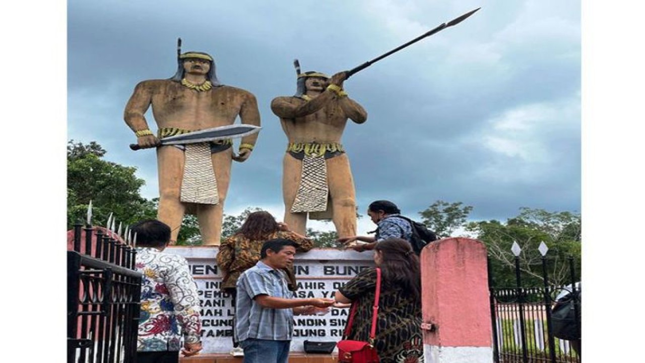 Dokumentasi-Pimpinan dan anggota Komisi III DPRD Kalimantan Tengah saat melakukan kunjungan ke situs budaya Tambun Bungai di Kabupaten Gunung Mas.ANTARA/HO-Sekretariat DPRD Kalteng