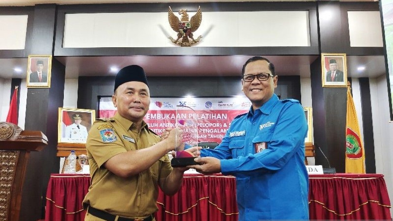 Gubernur Kalimantan Tengah menerima cenderamata kepada Deputi Bidang Pendidikan dan Peran Serta Masyarakat KPK Wawan Wardiana di Palangka Raya, Senin (13/3/2023). ANTARA/Muhammad Arif Hidayat