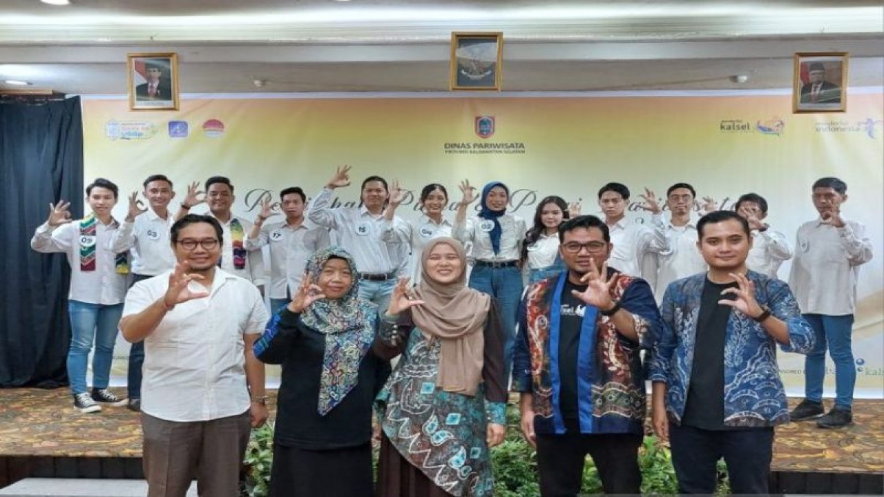 Dinas Pariwisata Kalsel dengan sebagian peserta putra dan putri pariwisata tahun 2023 yang mengikuti audisi. (ANTARA/HO-Diskominfo Kalsel)