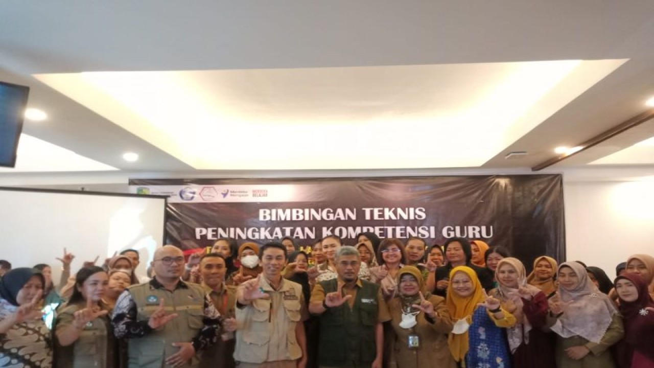 Kepala Dinas Pendidikan Kota Palangka Raya, Kalimantan Tengah Jayani (lima dari kiri) berfoto bersama saat menghadiri kegiatan Bimbingan Teknis Peningkatan Kompetensi Guru Pemanfaatan Platform Merdeka Mengajar di kota setempat, Rabu (8/3/2023). ANTARA/Dokumentasi Pribadi