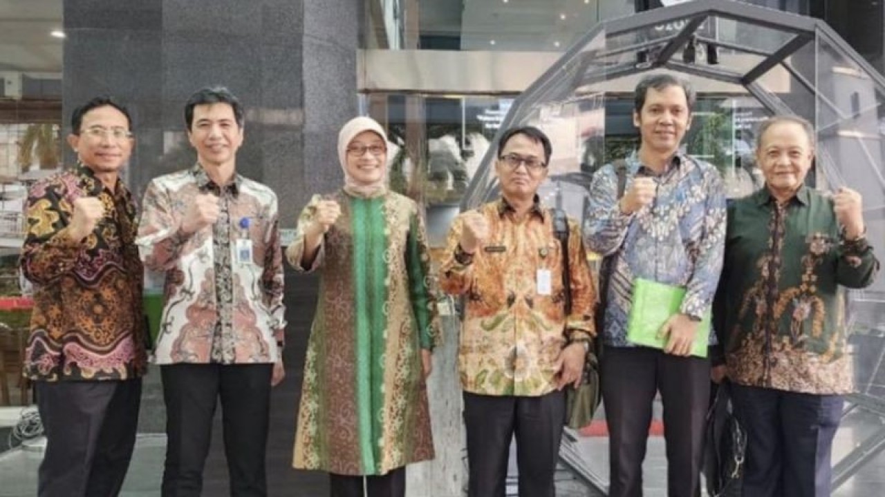 Sekda Provinsi Kaltim, Sri Wahyuni bersama sejumlah pejabat di Kaltim usai melaksanakan presentasi Penghargaan Pembangunan Daerah (PPD) tahun 2023 di Gedung Kementerian PPN/Bappenas Rasuna, Jalan Taman Suropati Jakarta. (ANTARA/HO-Biro Adpim Pemprov Kaltim)