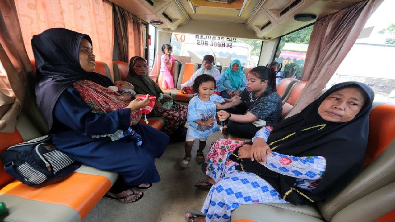Pemerintah Kota Surabaya merelokasi warga Kampung 1001 Malam ke Rumah Susun Sederhana Sewa (Rusunawa), Kota Surabaya, Jumat (10/3/2023). (ANTARA/HO-Diskominfo Surabaya)