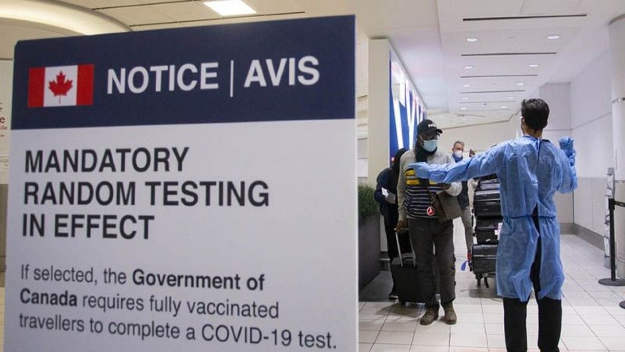 Arsip - Seorang tenaga kesehatan memilih pelancong internasional untuk tes acak COVID-19 di sebuah lokasi tes di Bandar Udara Internasional Toronto Pearson di Mississauga, Ontario, Kanada (17/1/2022). ANTARA/Xinhua/Zou Zheng/aa.