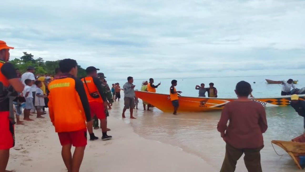 Sejumlah orang berada di tepi pantai untuk menyambut kedatangan nelayan Desa Fatkauyon, Sanana, Kabupaten Kepulauan Sula bernama Sukri Yandi Korois (19) yang ditemukan dalam keadaan selamat, setelah dilaporkan hilang, Senin (6/3/2023). ANTARA/Abdul Fatah