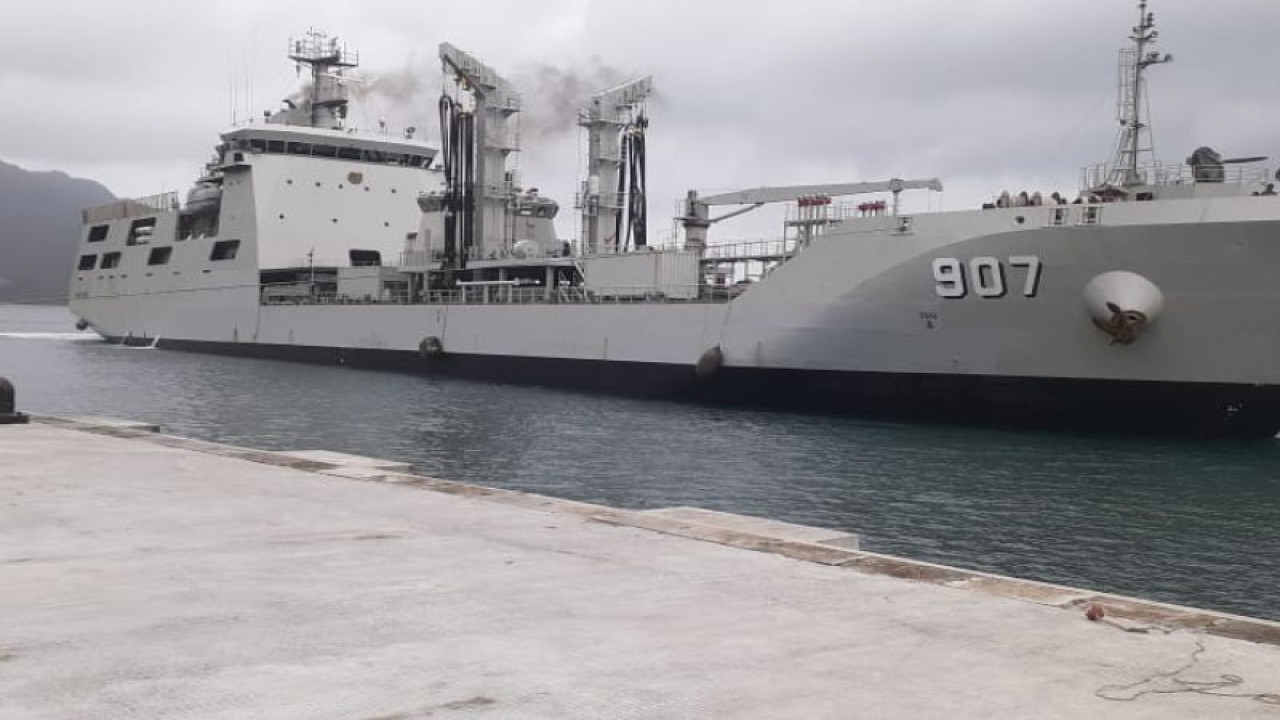 KRI Bontang 907 saat berada di Paslabuh Selat Lampa, Natuna, Kepri, Selasa. (ANTARA/HO-Dispen Lanal Ranai)