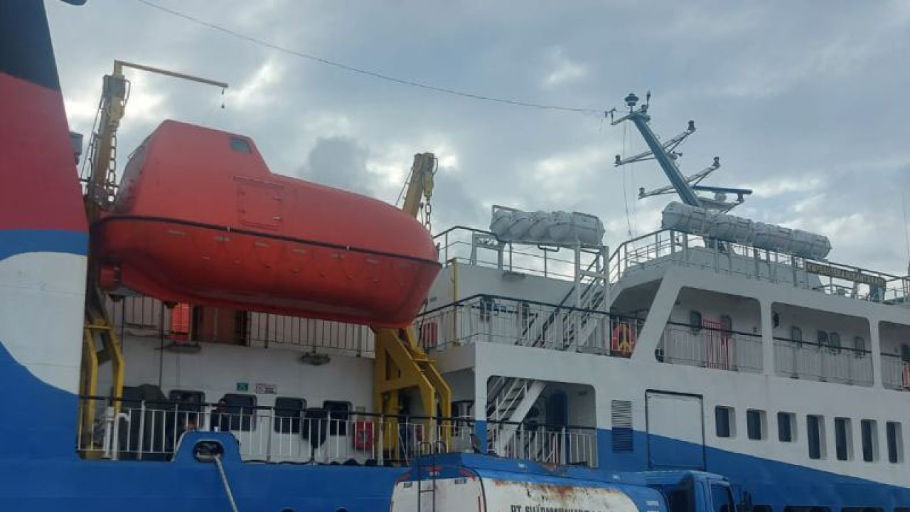 Kapal Bahtera Nusantara 01 saat sandar di Pelabuhan Tanjunguban, Kabupaten Bintan, Kepulauan Riau, Selasa (6/3). ANTARA/Nikolas Panama