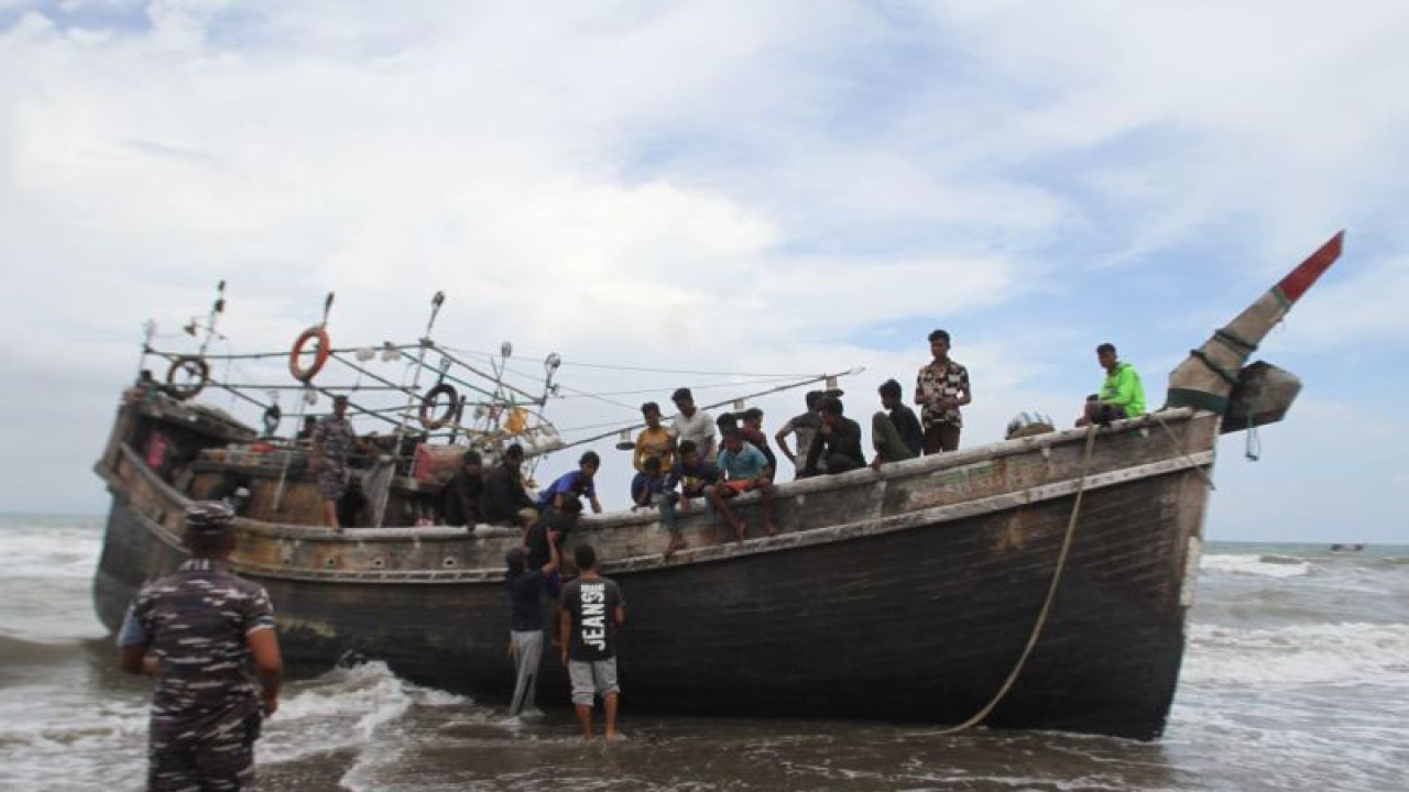 FOTO ARSIP - Kapal imigran Rohingya saat terdampar ke perairan Aceh Besar (ANTARA FOTO/Ampelsa)