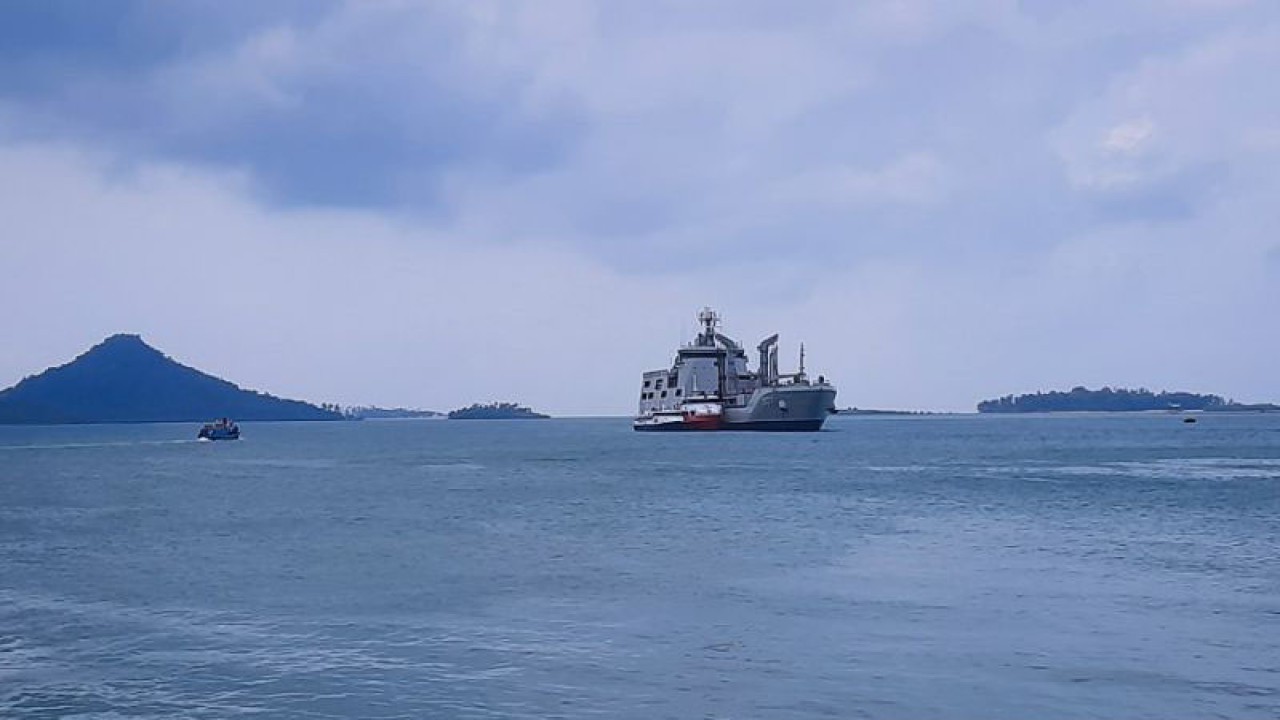 KRI Bontang - 907 membawa logistik bantuan korban bencana tanah longsor saat tiba di Pulau Serasan, Natuna, Kepri, Kamis (9/3). (ANTARA/Cherman)