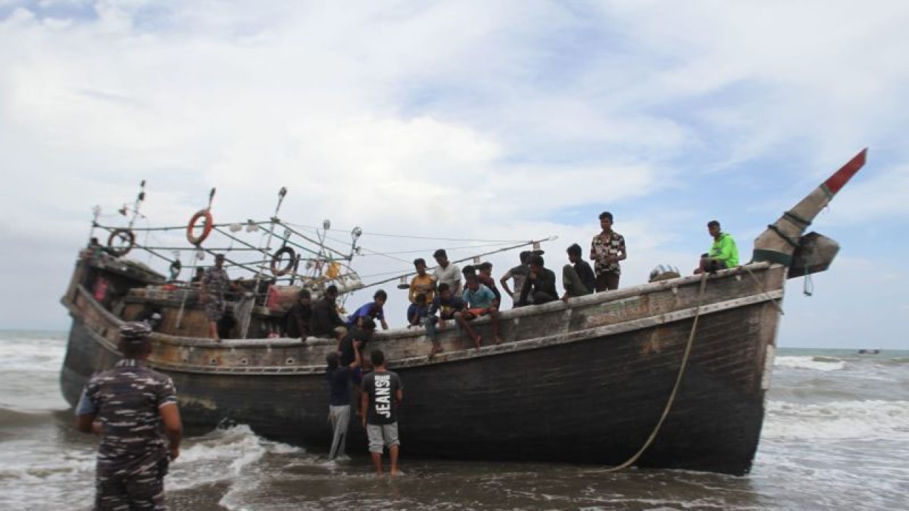 Kapal pembawa imigran Rohingya terdampar di kawasan pantai Aceh Besar (ANTARA/Ampelsa)