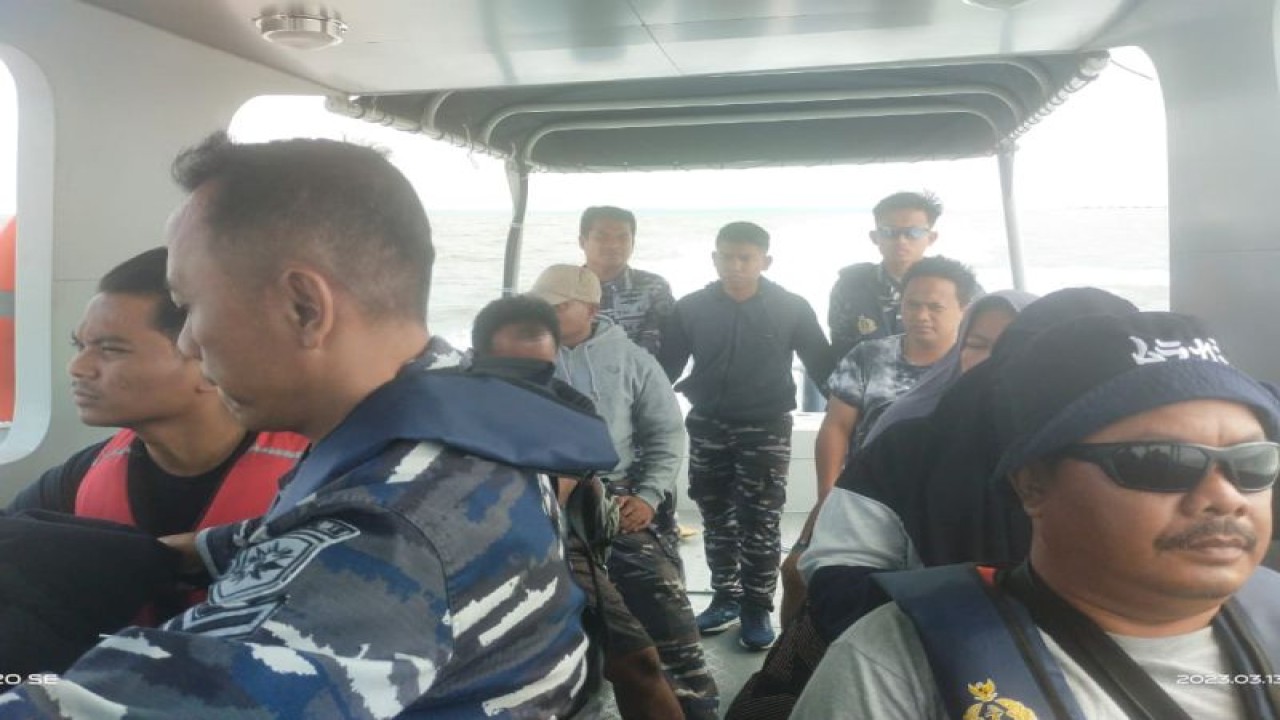Satrol Lantamal XII Tarakan berhasil menyelamatkan para korban kapal KM Bunga Lia GT 31 yang tenggelam di perairan Bunyu, Bulungan, Kalimantan Utara, Senin dini hari (13/3). ANTARA/HO- Satrol Lantamal XIII Tarakan.