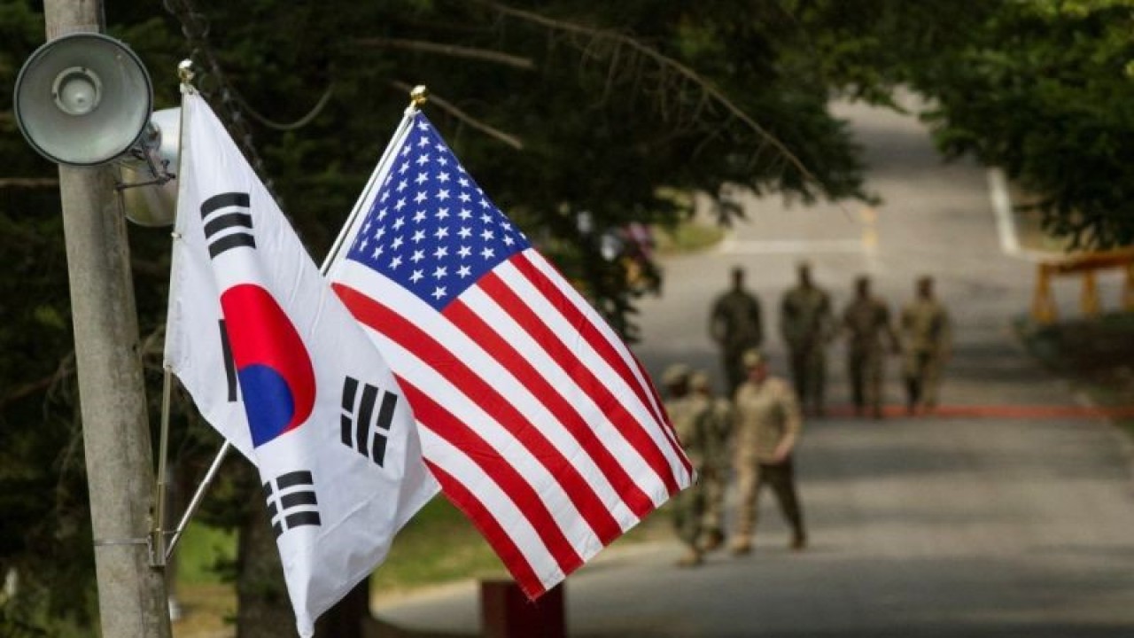 Arsip - Bendera Korea Selatan dan Amerika Serikat terlihat di Yongin, Korsel, Agustus 2016. (ANTARA/Courtesy Ken Scar/U.S. Army/Handout via Reu)