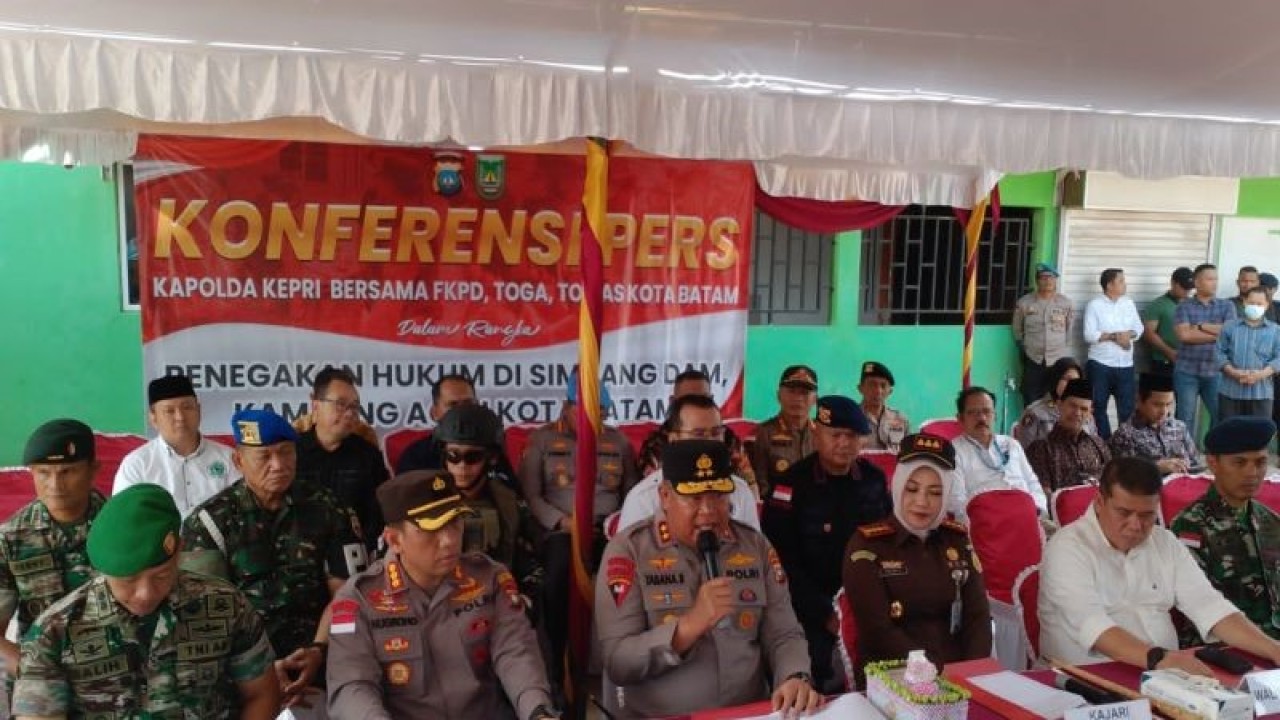 Kapolda Kepri Irjen Tabana Bangun saat meninjau lokasi Kampung Aceh yang menjadi lokasi peredaran narkoba di Batam. (ANTARA/Yude)