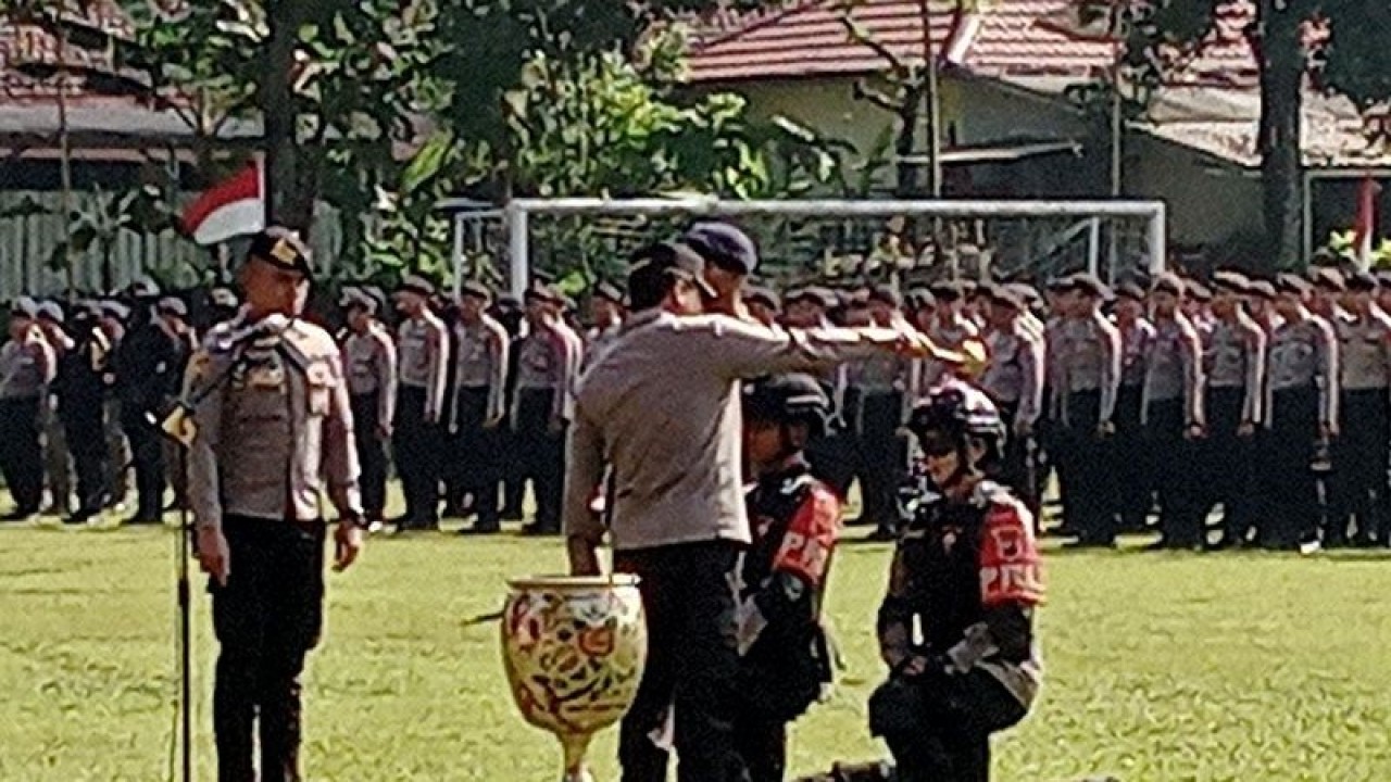 Kapolda Jateng Irjen Pol Ahmad Luthfi menyiramkan air bunga kepada perwakilan Tim PPRC Polresta Banyumas pada acara Pengukuhan Tim Patroli Presisi Reaksi Cepat Polresta Banyumas di Lapangan Mako Brimob, Purwokerto, Kabupaten Banyumas, Selasa (21/3/2023). ANTARA/Sumarwoto