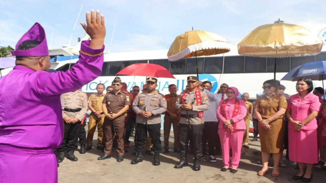 Kapolda Sulut Irjen Pol Setyo Budiyanto dan Ketua Pengurus Daerah Bhayangkari Sulut Henny Setyobudi disambut secara adat saat berkunjung ke Polres Sitaro. ANTARA/HO-Humas Polda Sulut.