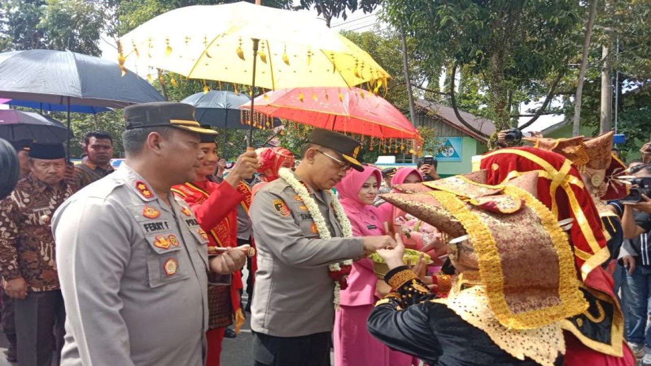 Kapolda Irjen Pol Suharyono disambut dengan kesenian saat sampai di Mapolres Agam, Kamis (9/3/2023). (istimewa)