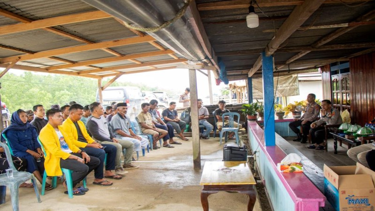 Kapolres Konsel AKBP Wisnu Wibowo saat menggelar ngopi bareng masyarakat Desa Pamandati, Kecamatan Lainea, Kabupaten Konsel, Sultra. Antara/HO-Polres Konsel.
