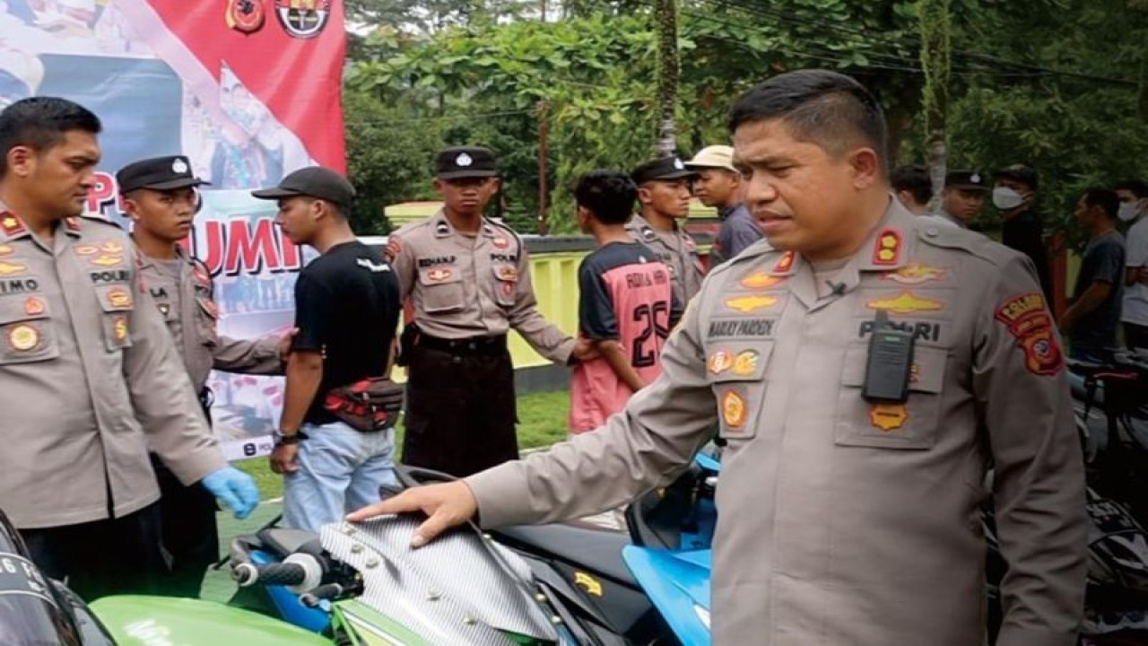 Kapolres Sukabumi AKBP Maruly Pardede saat menunjukkan sepeda motor yang disita karena menggunakan knalpot bising. Antara/Aditya Rohman.