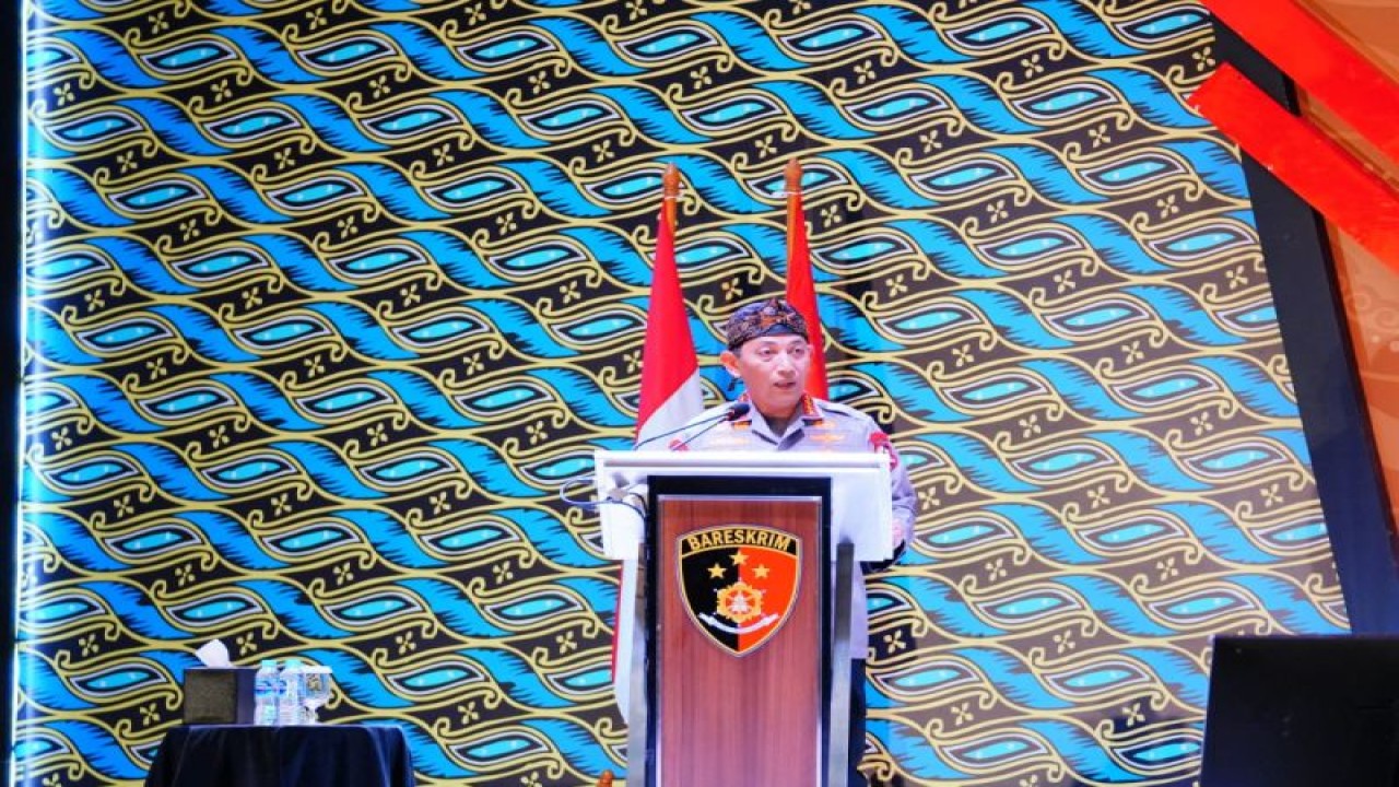 Kapolri Jenderal Pol. Listyo Sigit Prabowo memberikan pengarahan dalam kegiatan Rapat Kerja Teknis (Rakernis) Bareskrim Polri Tahun 2023 di Bandung, Jawa Barat, Rabu (15/3/2023). (ANTARA/Laily Rahmawaty)