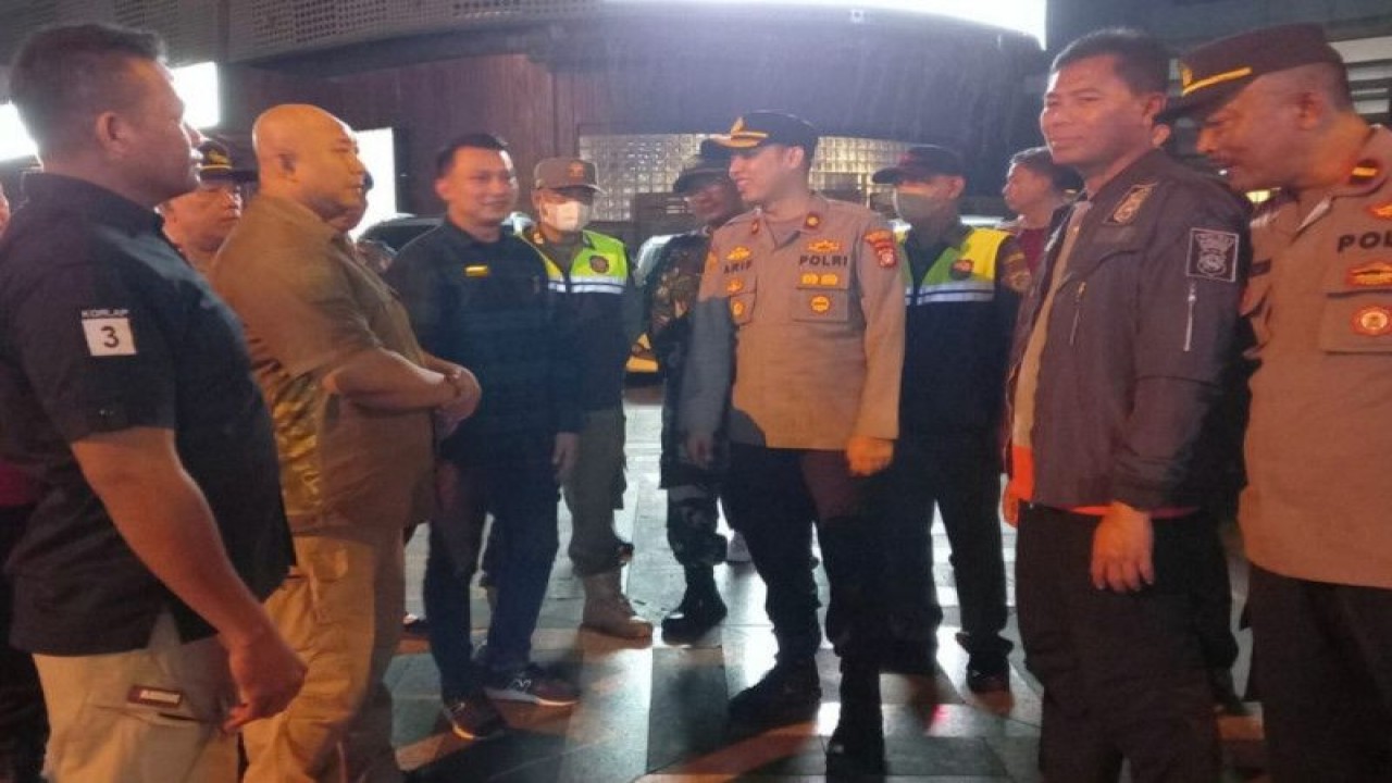 Kapolsek Metro Setiabudi, Kompol Arif Purnama Oktora cek langsung sejumlah tempat hiburan di wilayahnya, Jakarta, Kamis (23/3/2023). ANTARA/HO-Polsek Setiabudi