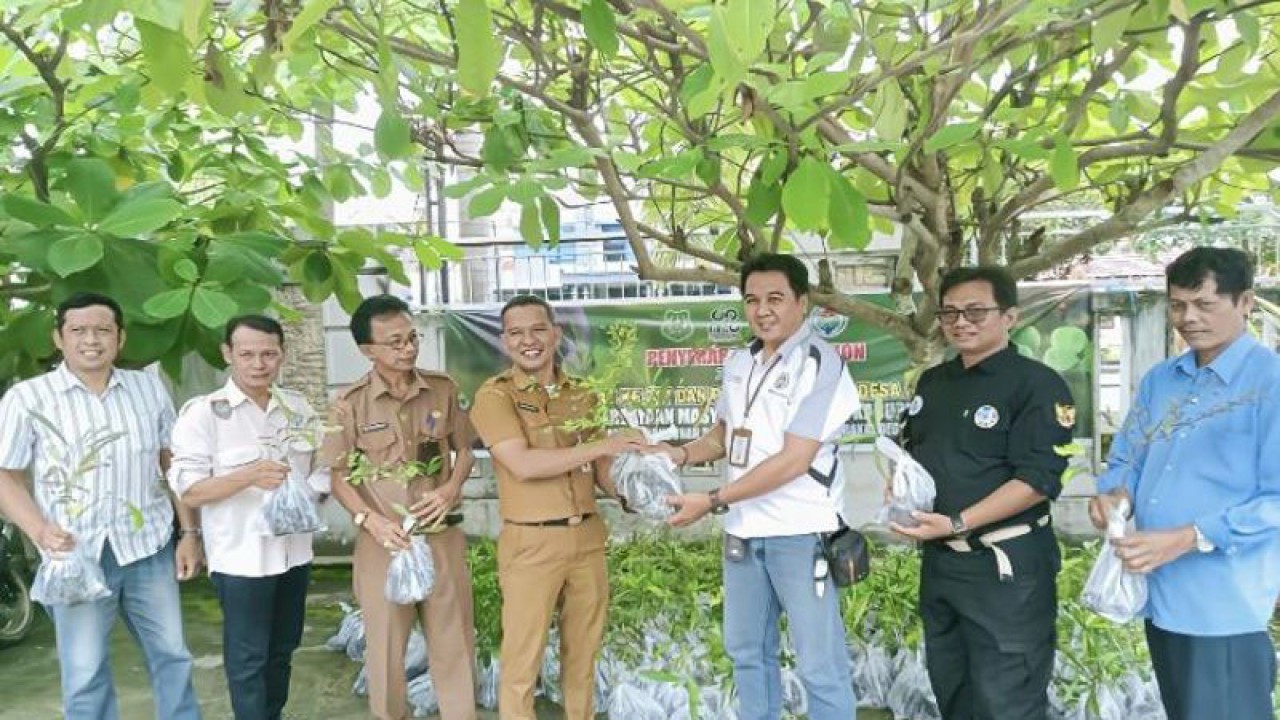 Dinas Pemberdayaan Masyarakat Desa Kabupaten Kapuas Budi Kurniawan secara simbolis menyerahkan bibit pohon kepada perwakilan pemerintah desa di Kuala Kapuas, Kabupaten Kapuas, Provinsi Kalimantan Tengah, Selasa (21/3/2023). (ANTARA/All Ikhwan)