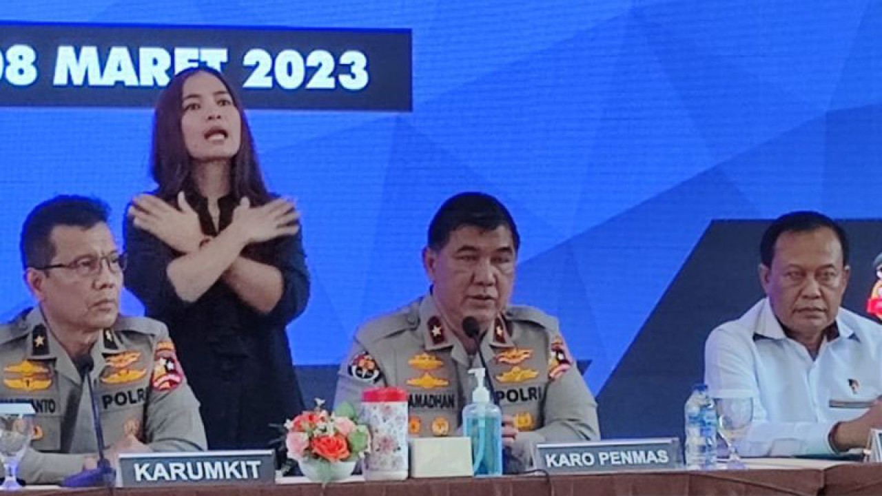 Kepala Biro Penerangan Masyarakat (Karopenmas) Divisi Humas Mabes Polri Brigjen Pol Ahmad Ramadhan saat memberikan keterangan pers di RS Polri Kramat Jati, Jakarta Timur, Rabu (8/3/2023). (LANTARA/Syaiful Hakim