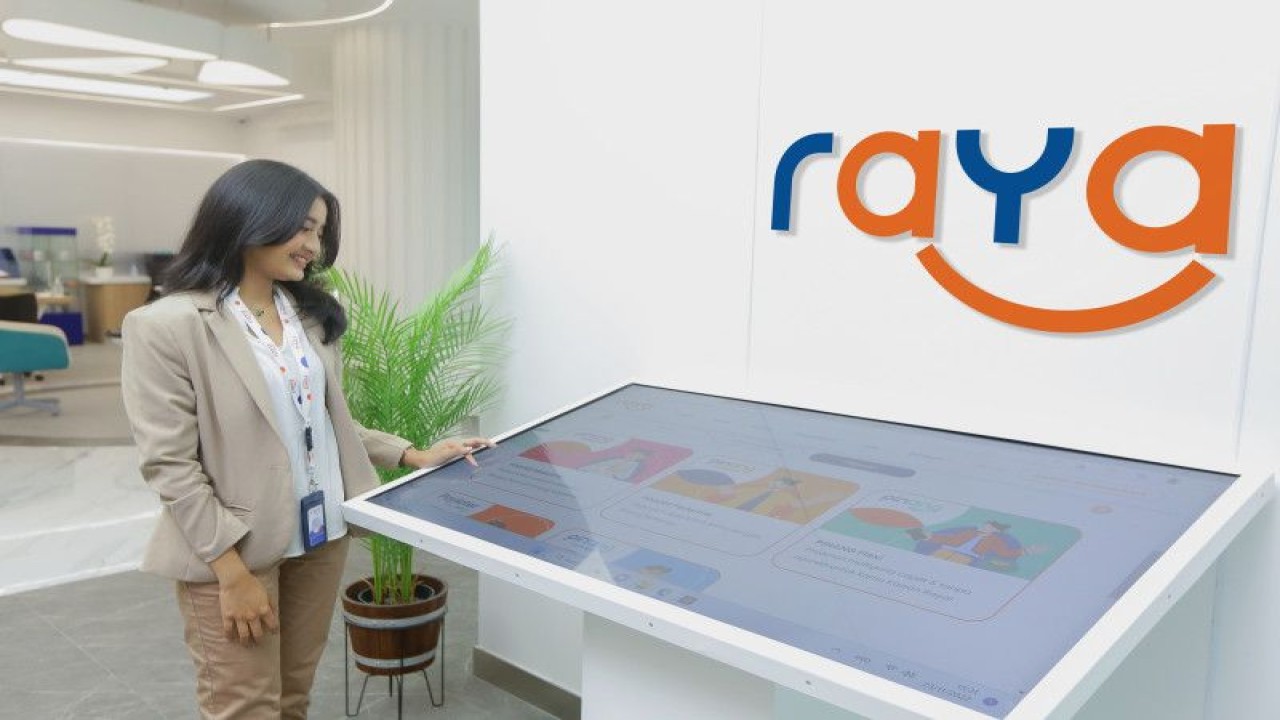 Karyawan Bank Raya yang merupakan anak usaha BRI di Jakarta, Kamis. ANTARA/HO-Bank Raya.