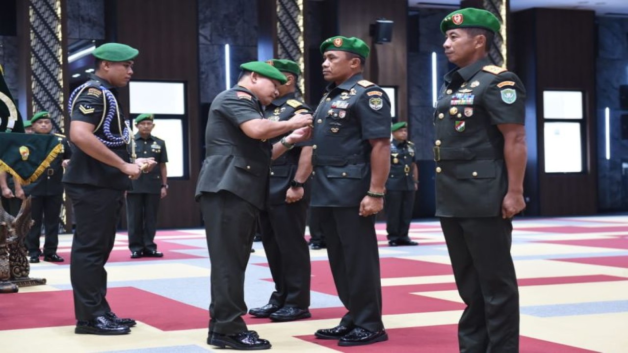 Kepala Staf Angkatan Darat (Kasad) Jenderal TNI Dudung Abdurachman memimpin sertijab Pangdam Jaya dan Pangdam Iskandar Muda di Mabesad, Jakarta, Jumat (24/3/2023). ANTARA/HO-Dispen AD