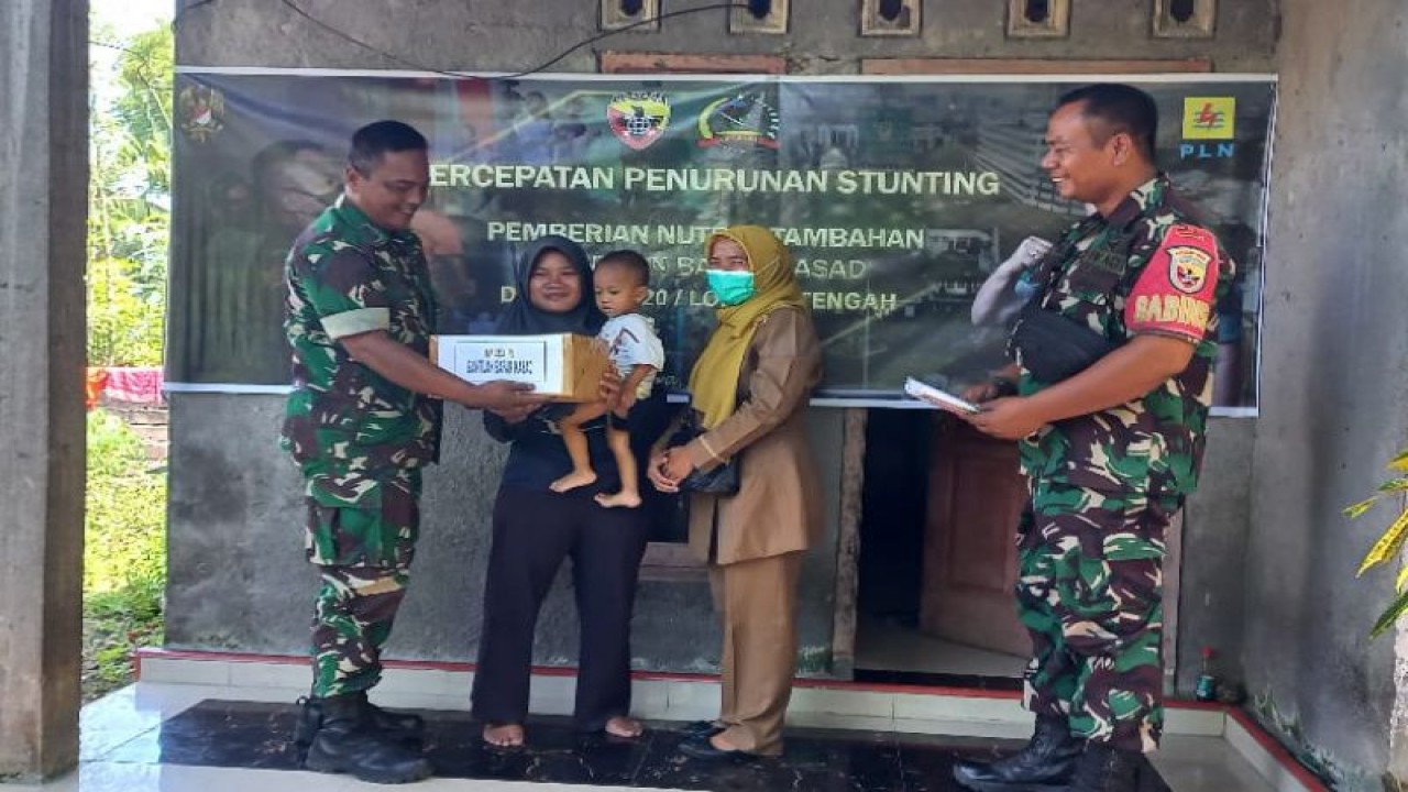 Anggota TNI Kodim 1620 Lombok Tengah, NTB saat memberikan bantuan paket nutrisi pada masyarakat di Kecamatan Praya, Senin (13/3/2023). ANTARA/Humas Kodim 1620 Lombok Tengah
