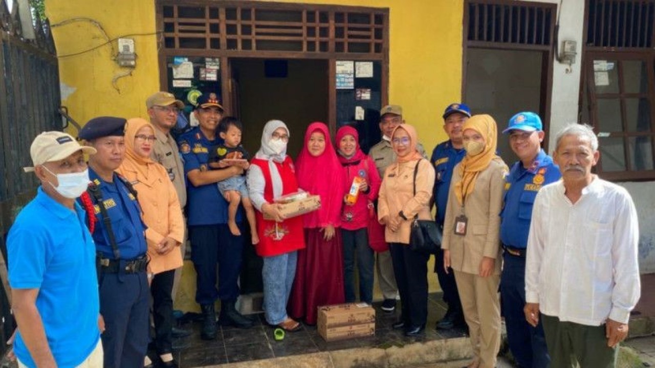 Kepala Suku Dinas Gulkarmat Jakarta Selatan Syamsul Huda menjadi orang tua asuh salah satu anak tengkes (stunting) berusia tiga tahun di kawasan RT 01/RW 09, Pondok Labu, Cilandak, Jakarta (27/3/2023). ANTARA/Luthfia Miranda Putri