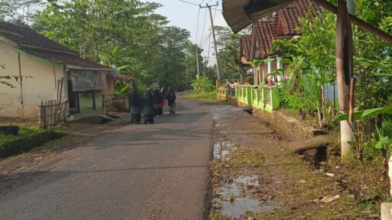 Sejumlah warga berjalan di kawasan yang sebelumnya diterjang banjir di Desa Tanjungsari, Kecamatan Sukaresik, Kabupaten Tasikmalaya, Jawa Barat, Jumat (10/3/2023). ANTARA/HO-BPBD Kabupaten Tasikmalaya