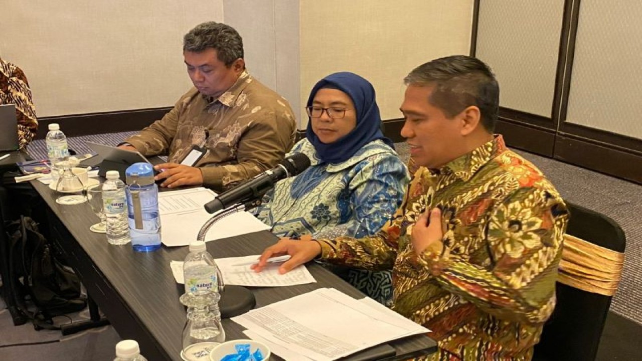 Atase Perhubungan KBRI Kuala Lumpur Suspendi (kanan) berbicara di FGD “Strategi Penanganan Nelayan Indonesia-Malaysia” bersama Wakil Kepala Perwakilan RI di Malaysia Rossy Verona (tengah) dan Konsul Jenderal RI Johor Bahru Sigit S Widiyanto (kiri) di Melaka, Selasa (21/3/2023). (ANTARA/HO-KBRI Kuala Lumpur)