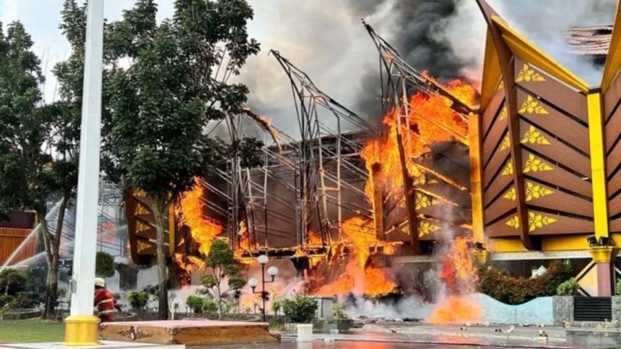 Kebakaran di Gedung Mal Pelayanan Publik Pekanbaru (ANTARA/Annisa Firdausi)