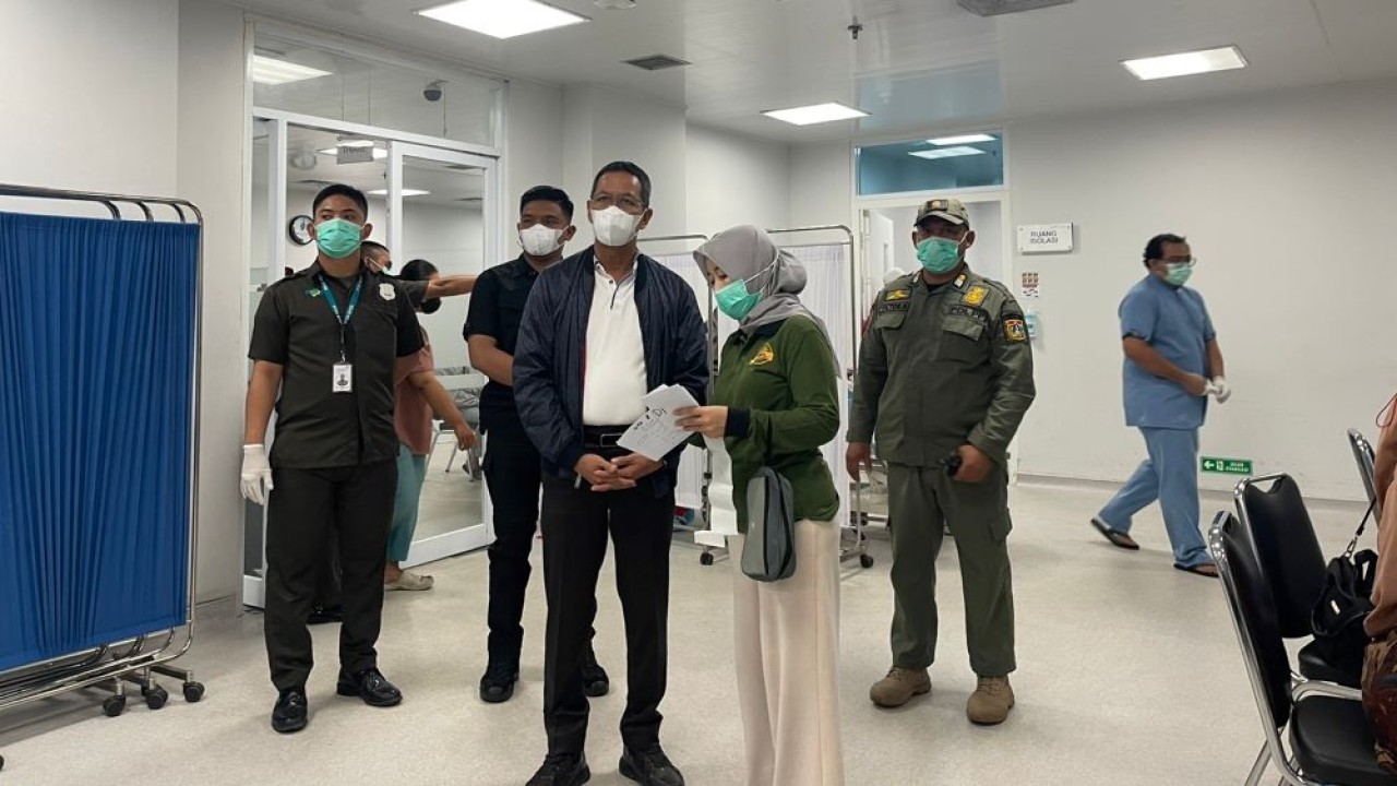 Penjabat (Pj.) Gubernur DKI Jakarta Heru Budi Hartono mengatakan Pemprov DKI Jakarta bersinergi dengan berbagai pihak untuk menangani kebakaran yang terjadi di Depo Pertamina Plumpang, Rawa Badak Selatan, Koja, Jakarta Utara (Jakut), pada Jumat (3/3/2023) malam. (Istimewa/PPID DKI Jakarta)