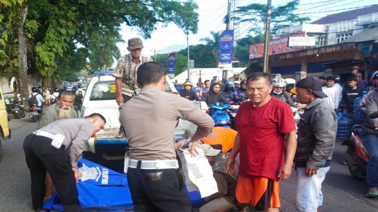 Polisi mengevakuasi korban kecelakaan di Jalan Mangkubumi, Kota Tasikmalaya, Jawa Barat, Rabu (15/3/2023). (ANTARA/HO-Polres Tasikmalaya Kota)