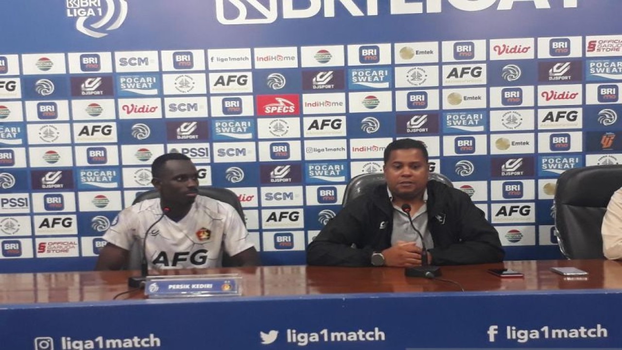 Pelatih Persik Kediri Divaldo Alves saat memberikan keterangan kepada wartawan di Kediri, Jawa Timur, Jumat (24/3/2023) malam. Persik menang dengan skor 3-1 melawan Persita Tangerang. ANTARA/ Asmaul