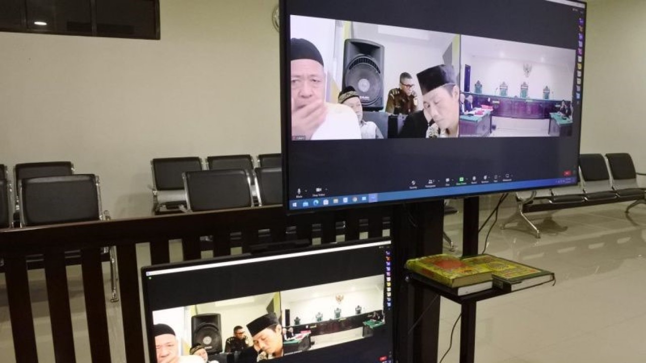 Keempat terdakwa saat mendengarkan tuntukan JPU Kejaksaan Tinggi Bengkulu. ANTARA/Anggi Mayasari