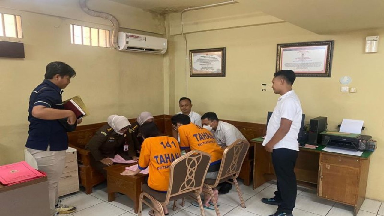 Dua dari tiga tersangka kasus video porno "Kebaya Merah" menjalankan proses pelimpahan berkas perkara tahap II di Kantor Kejari Surabaya, Senin (6/3/2023) ANTARA/HO-Kejari Surabaya