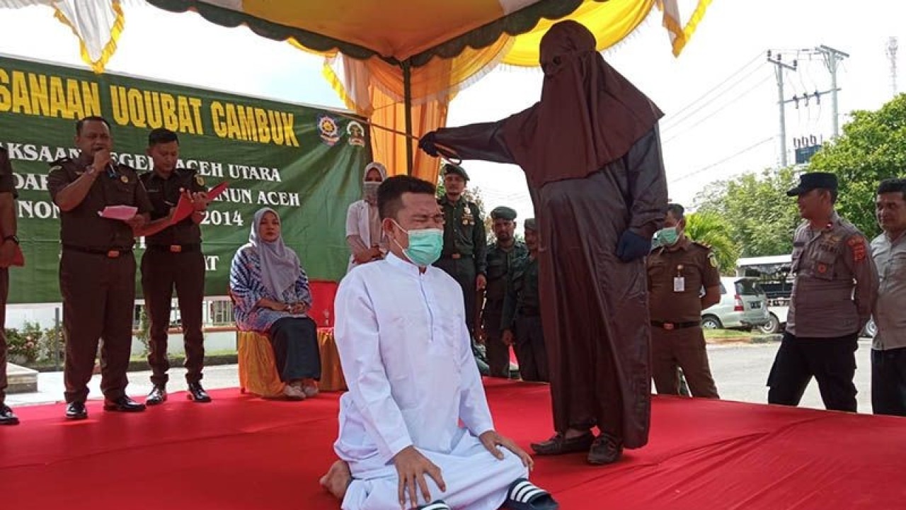 Terpidana pelanggaran syariat Islam menjalani hukuman cambuk atau uqubat ta'zir di halaman Kantor Kejari Aceh Utara, Kamis (9/3/2023). ANTARA/Dedy Syahputra