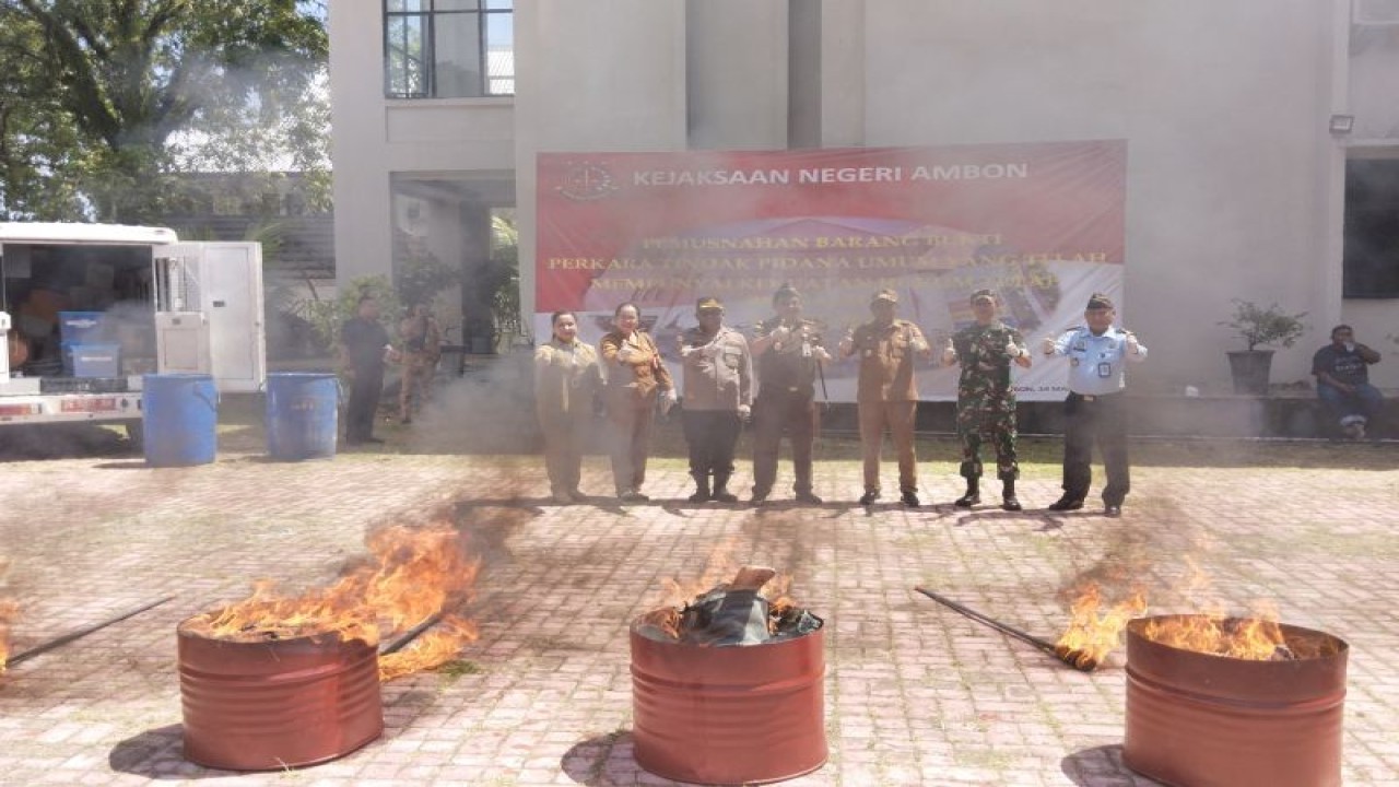 Kejaksaan Negeri Ambon bersama Forkopimda memusnahkan barang bukti dari 97 perkara tindak pidana umum yang telah berkekuatan hukum tetap sejak  tahun 2020 di halaman kantor DPRD Kota Ambon, Selasa (14/3/2023). ANTARA/Penina F Mayaut.