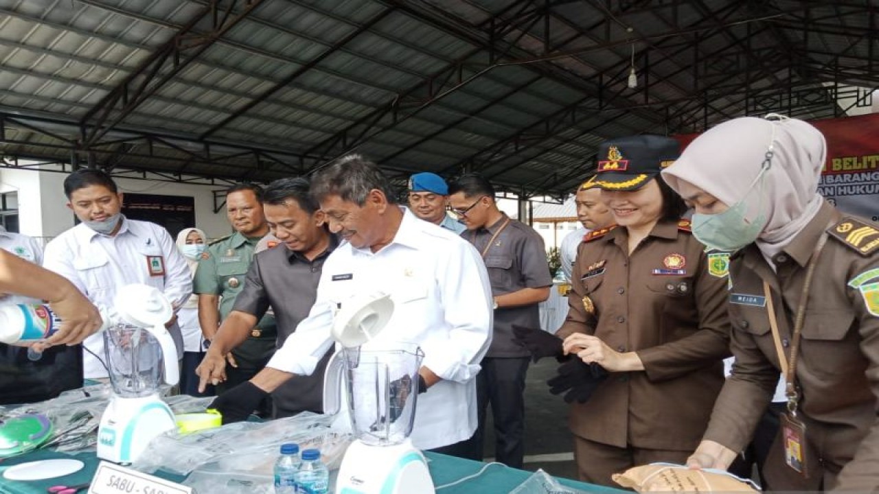 Kejaksaan Negeri Belitung memusnahkan barang bukti sebanyak 40 perkara tindak pidana umum yang telah memiliki kekuatan hukum tetap selama periode Agustus 2022-Januari 2023 di halaman kantor Kejaksaan Negeri Belitung. ANTARA/Kasmono.