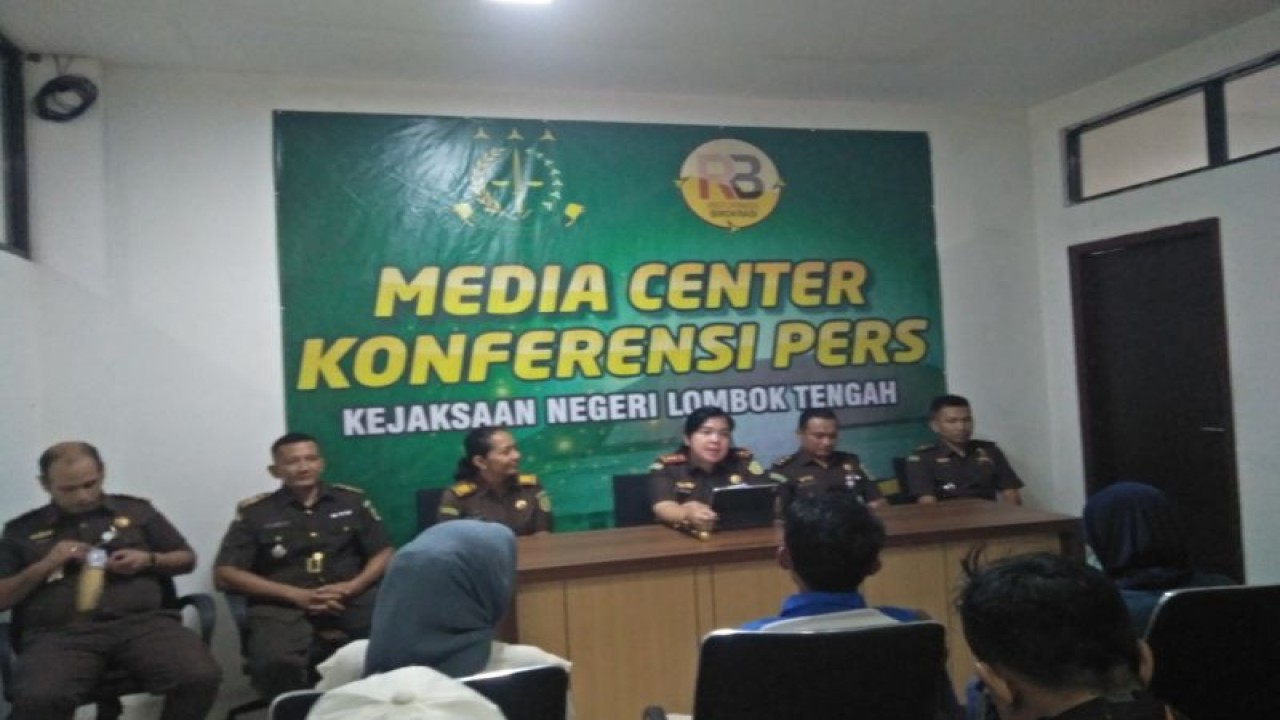 Kepala Kejari Lombok Tengah, Nusa Tenggara Barat, Nurintan Sirait (Tengah) saat acara konferensi pers di kantornya. (ANTARA/Akhyar)