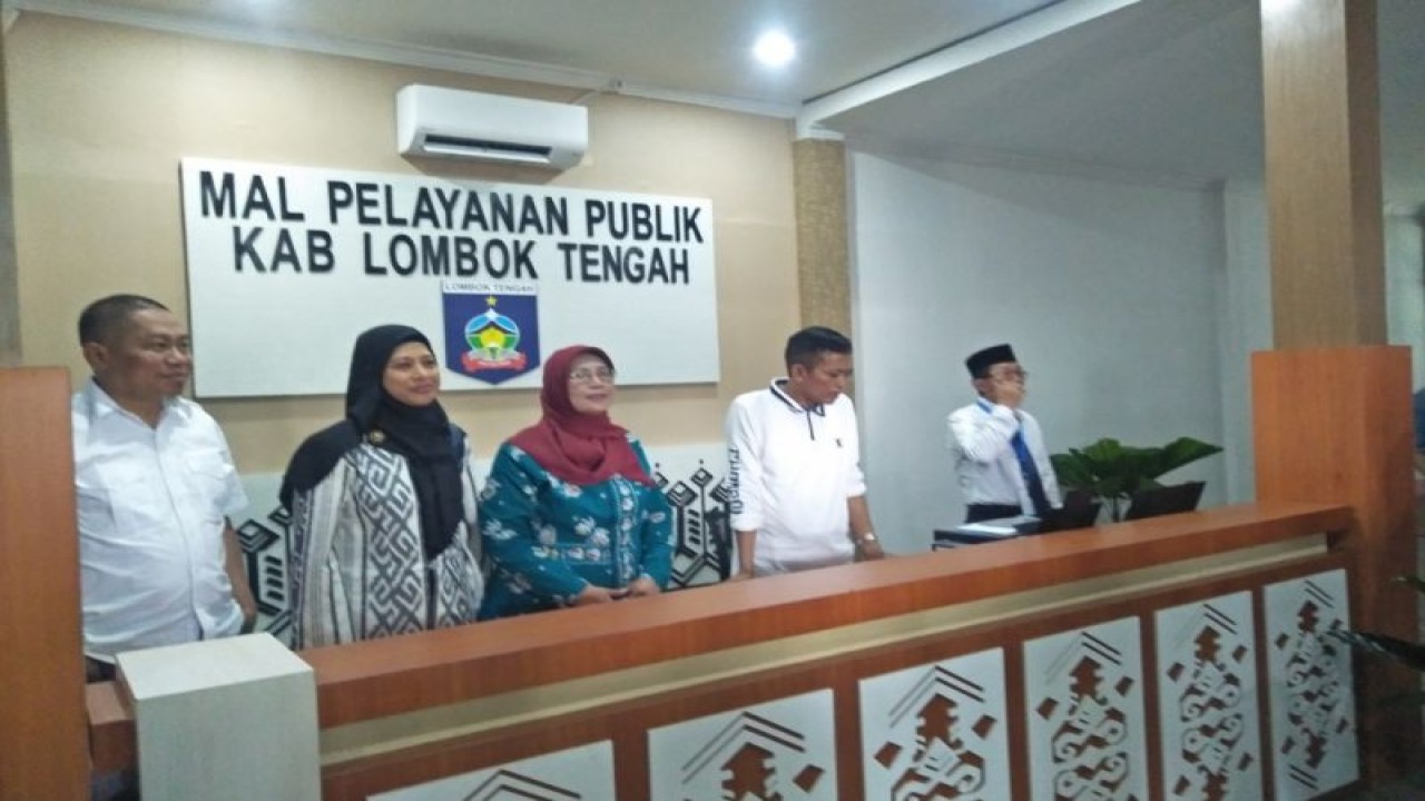 Bupati Lombok Tengah, NTB, H Lalu Pathul Bahri (kanan kedua) saat meresmikan pembangunan Mal Pelayanan Publik untuk meningkatkan pelayanan kepada masyarakat. (ANTARA/Akhyar)